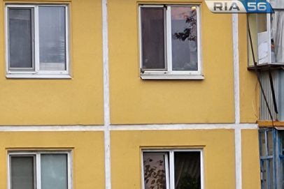 Недоглядели? В Орске малыш выпал из окна второго этажа