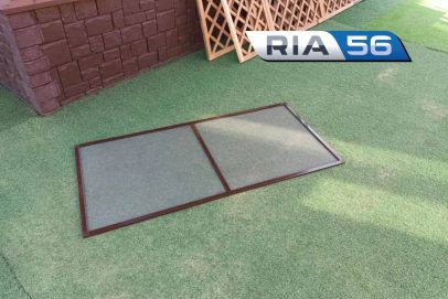 Облокотилась на сетку. В Новотроицке двухлетняя девочка выпала из окна третьего этажа