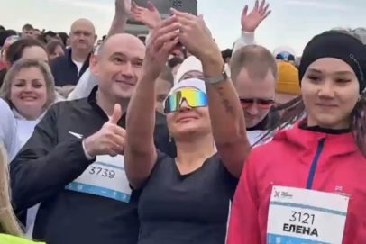 Солнцев на полумарафоне пробежал дистанцию вместе с телеведущей Юлией Барановской