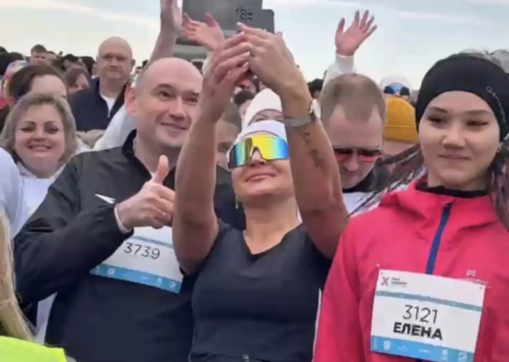Солнцев на полумарафоне пробежал дистанцию вместе с телеведущей Юлией Барановской
