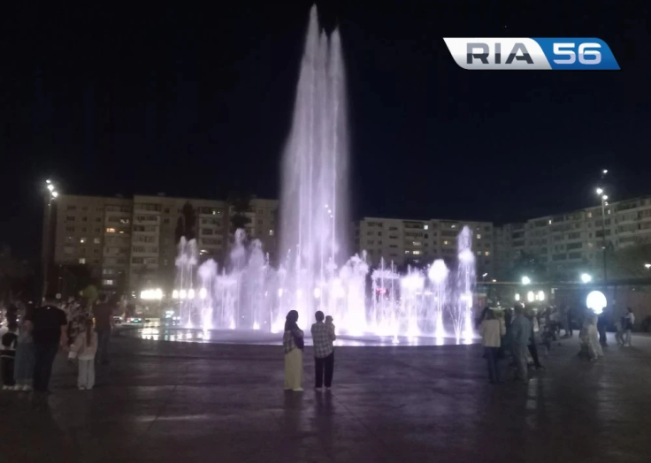 Ночная жизнь Оренбурга засияла всеми цветами радуги самого большого фонтана