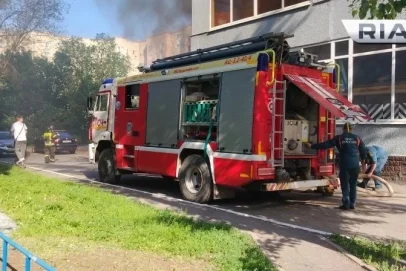 В Оренбурге около «Пятерочки» на улице Чкалова вспыхнул автомобиль