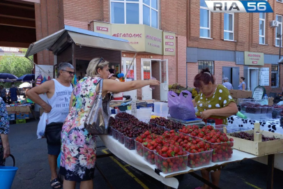 Сезон открыт, но цены «кусаются»: сколько стоит ягода в Оренбурге