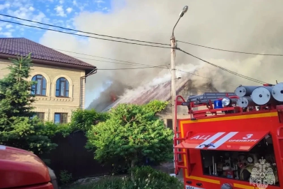 В Оренбурге утром загорелся особняк на площади 300 квадратных метров