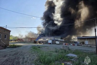 Для тушения огня на крупном складе в Орске привлечен пожарный поезд