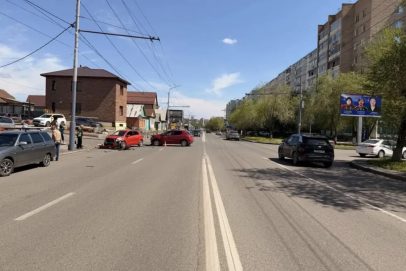 В Оренбурге на Туркестанской столкнулись «Пежо» и «Тойота», травмирована женщина