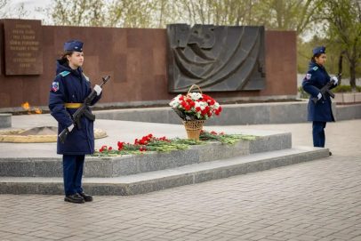 Оренбургские школьники встали в Почетный караул у мемориалов города