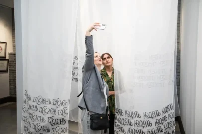 В Оренбурге открылась выставка «Живое слово Даля», ломающая стереотипы о каллиграфии
