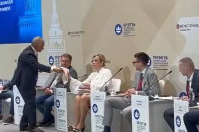 Марии Захаровой на ПМЭФ подарили Оренбургский пуховый платок и брошь