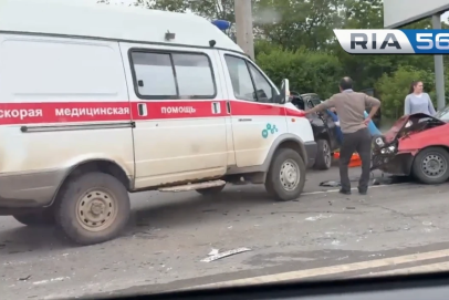 ДТП на Донгузской в Оренбурге: машина влетела в столб, движение затруднено