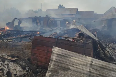 Молния стала причиной пожара в Курманаевском районе, сгорели два жилых дома