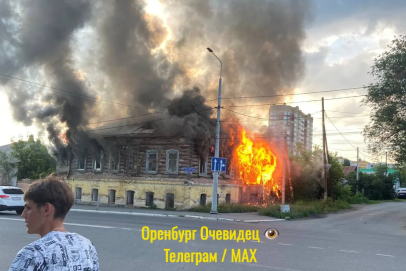 В центре Оренбурга сгорел двухэтажный дом