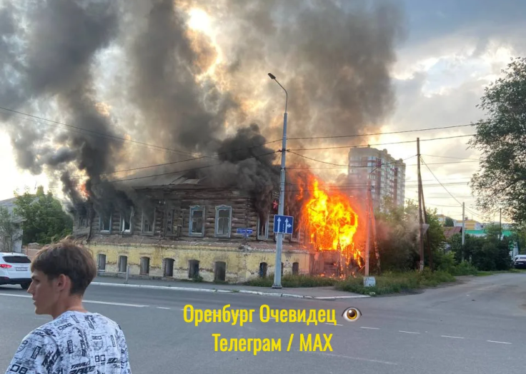 В центре Оренбурга сгорел двухэтажный дом