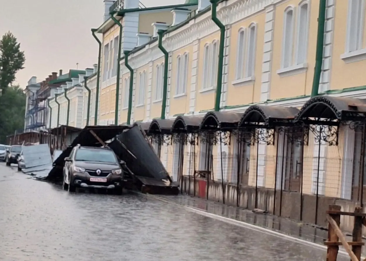 Ураган в Оренбурге обрушил козырьки у здания, пострадали автомобили