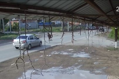 Камера сняла момент наезда автомобиля на школьницу в Оренбуржье
