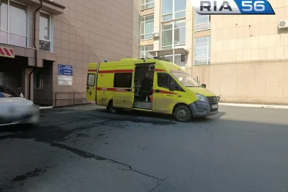 В Орске врачи спасли мужчину, на которого упала машина