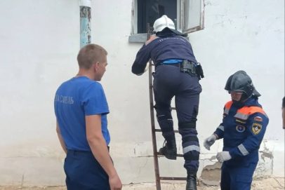 В Оренбургском районе спасатели вскрыли запертый дом, чтобы помочь пожилой женщине