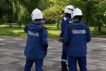 МЧС ликвидирует последствия падения обломков БПЛА на предприятии
