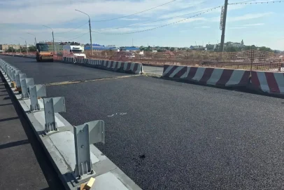 Мост через Урал в Оренбурге: дорожники приступили к укладке асфальта