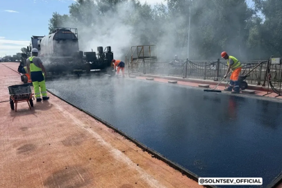В Оренбурге начали закатывать в асфальт мост через Сакмару