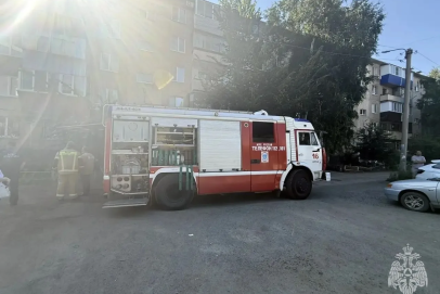 В Орске пожарные спасли мужчину из горящей квартиры на пятом этаже