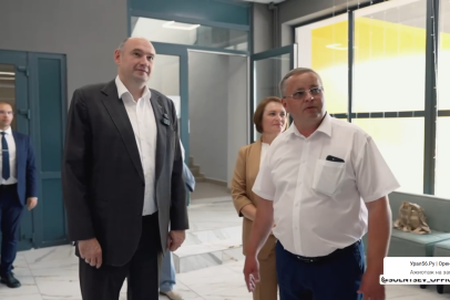 Евгений Солнцев осмотрел обновленный Дом культуры в Домбаровском районе