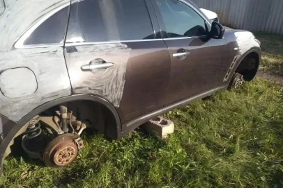 «Кража века» по-переволоцки: друзья «разули» Infiniti приятеля ради шутки