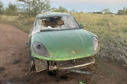 Дорогостоящий Porsche опрокинулся в Оренбурге, пострадали два человека