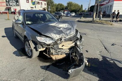 Subaru сбила двоих парней на питбайке в Гае, один серьезно пострадал