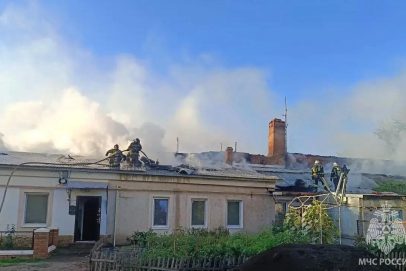 Пожар на Советской: Огнеборцы спасали старинное здание в центре Оренбурга