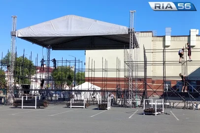 В Оренбурге на площади Ленина начали монтировать сцену ко Дню города
