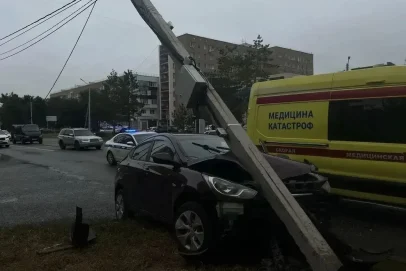 Влетел в ЛЭП: в Оренбурге в ДТП на Салмышской пострадала 24-летняя пассажирка