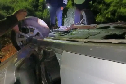 Жёсткое ДТП в Октябрьском районе: «Приора» перевернулась в кювете — двое пострадавших