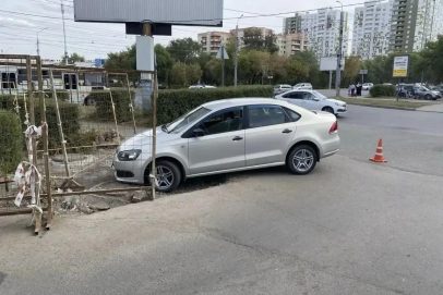 На улице Новой Оренбурга пенсионер за рулем иномарки сбил женщину и снес в забор