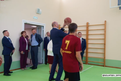 Солнцев в обновленной школе в Новосергиевке забросил мяч в баскетбольную корзину