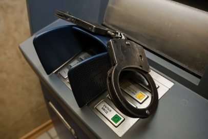 «Лёгкие» деньги: оренбуржец продал банковскую карту — и попал под уголовное дело