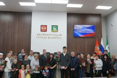«Помним, чтим и гордимся каждым»: глава Бузулука передал госнаграды родным погибших героев