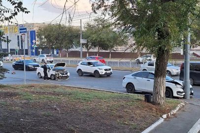 В Оренбурге на Чкалова после ДТП легковушка протаранила столб