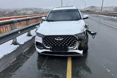 По первому снегу: под Орском Chery протаранил отбойник, пострадал пассажир