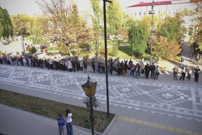 Платок дружбы: В Оренбурге мелками нарисовали 40-метровый пуховый палантин