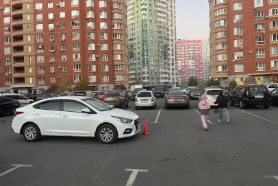 В Оренбурге школьник попал под колеса иномарки прямо во дворе многоэтажки